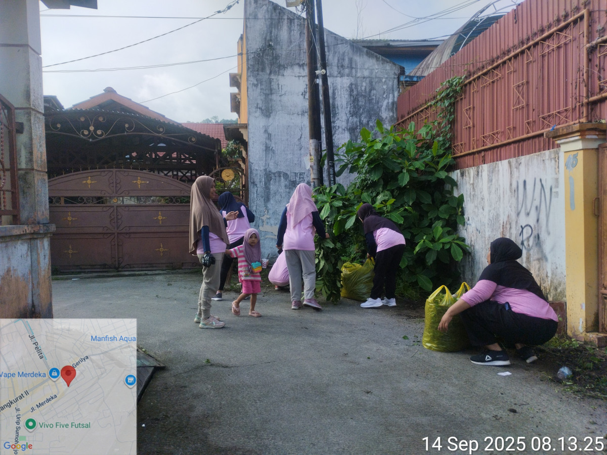 Gontong royong membersihkan lingkungan jln.merdeka gg.otok