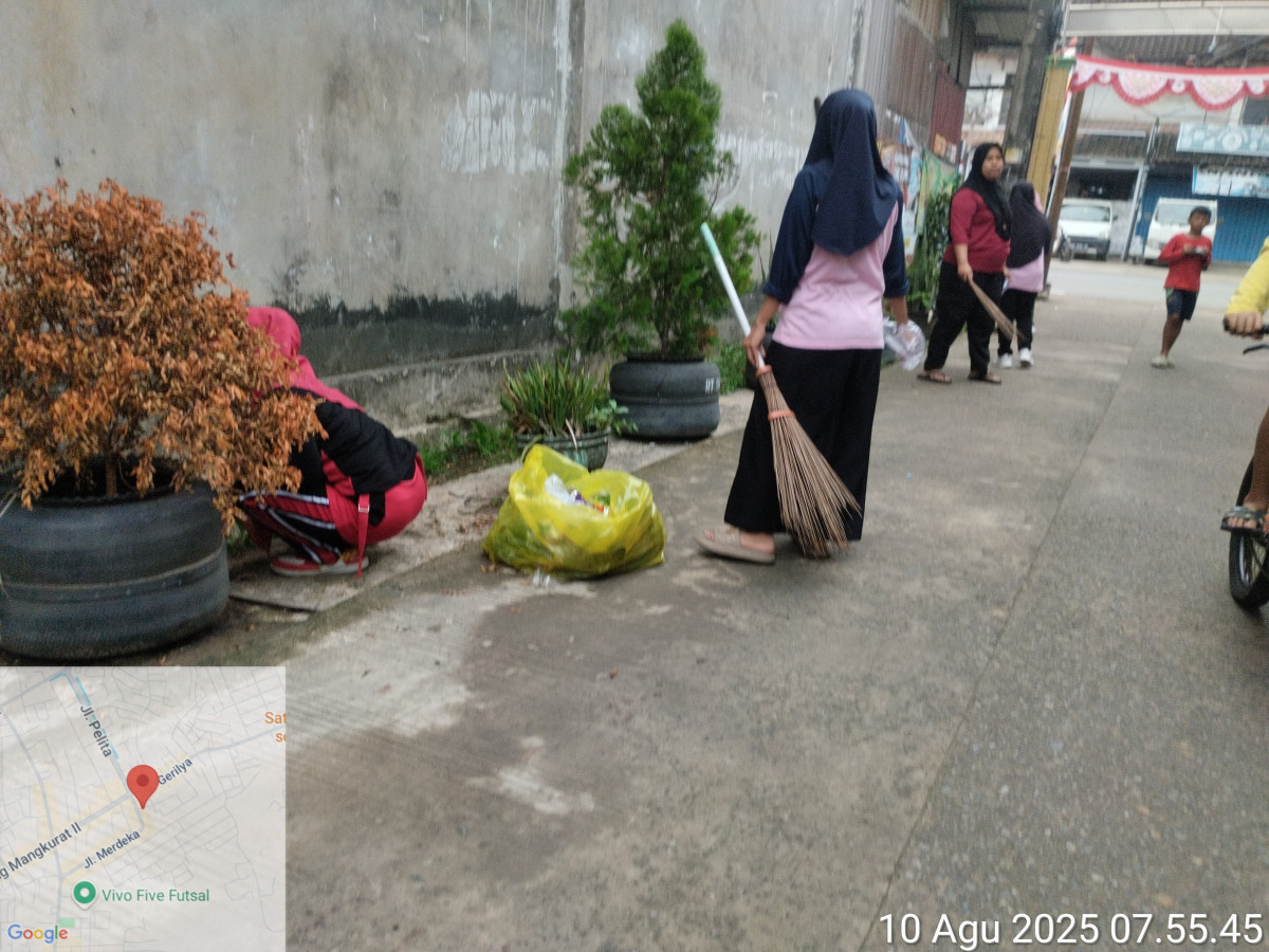 Gotong royong membersikan lingkungan jalan merdeka gang otok