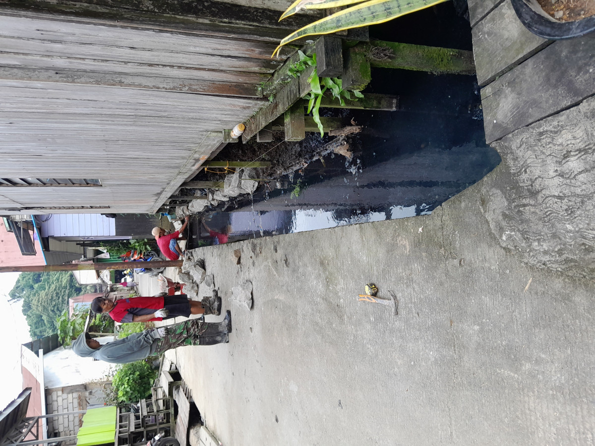 Kegiatan gotong royong membersihkn paret