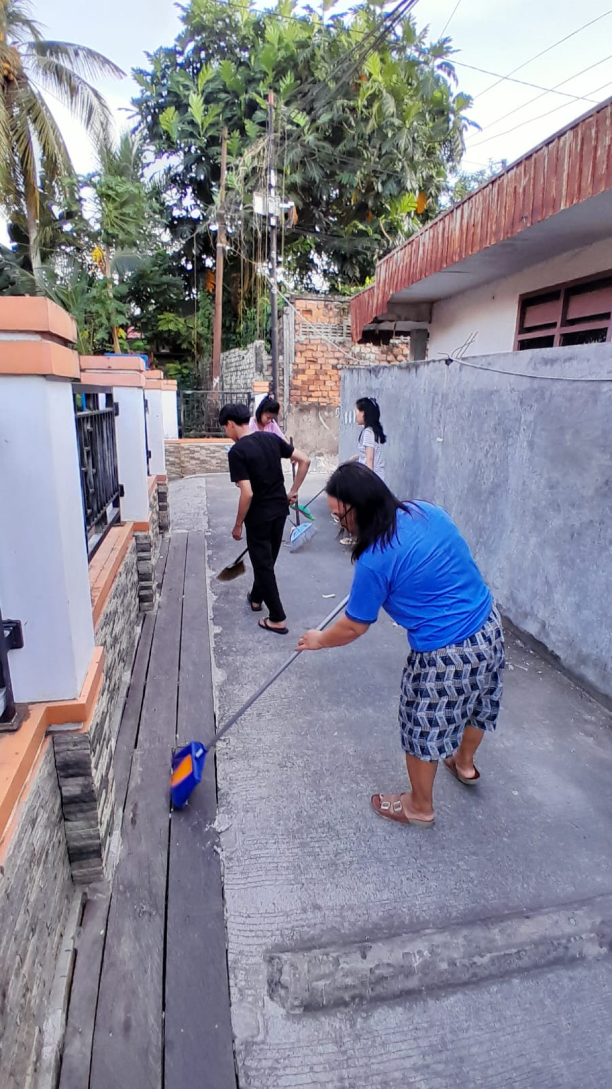 Membersihkan sampah