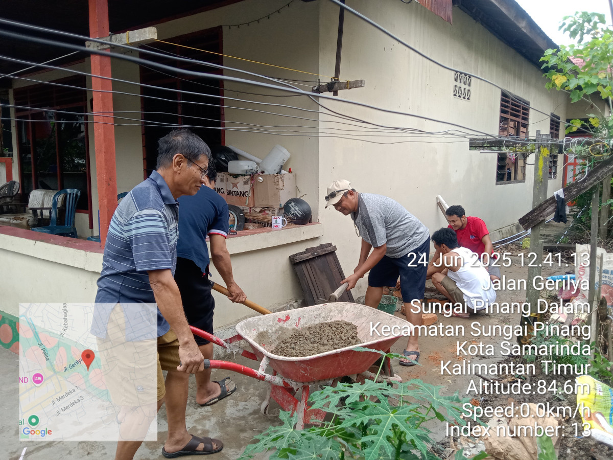 Kerja bakti perbaikan rumah warga