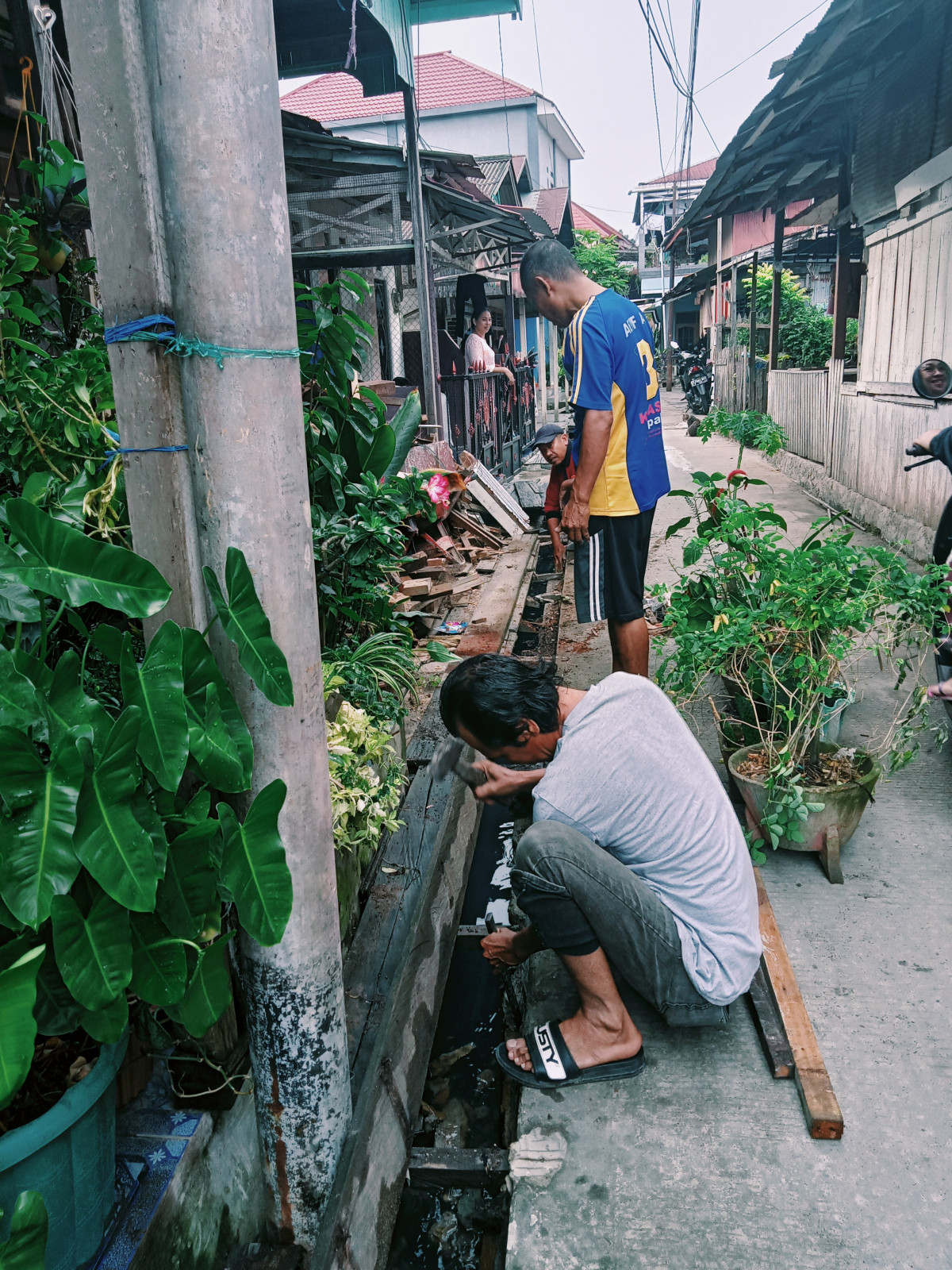 Membersihkan jalan dan parit gang 4