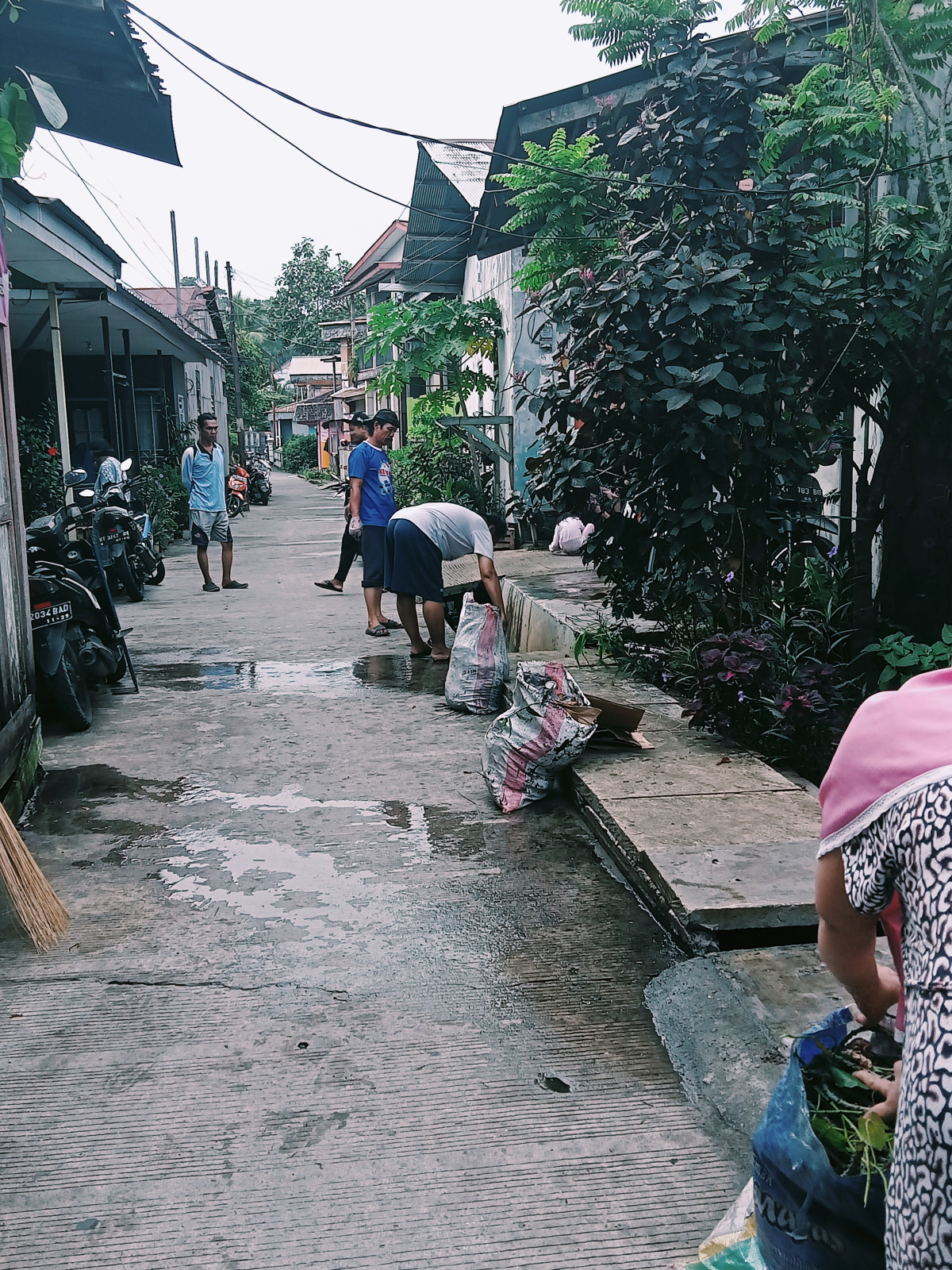 Kerja bakti warga. RT 98 jalan gerilya