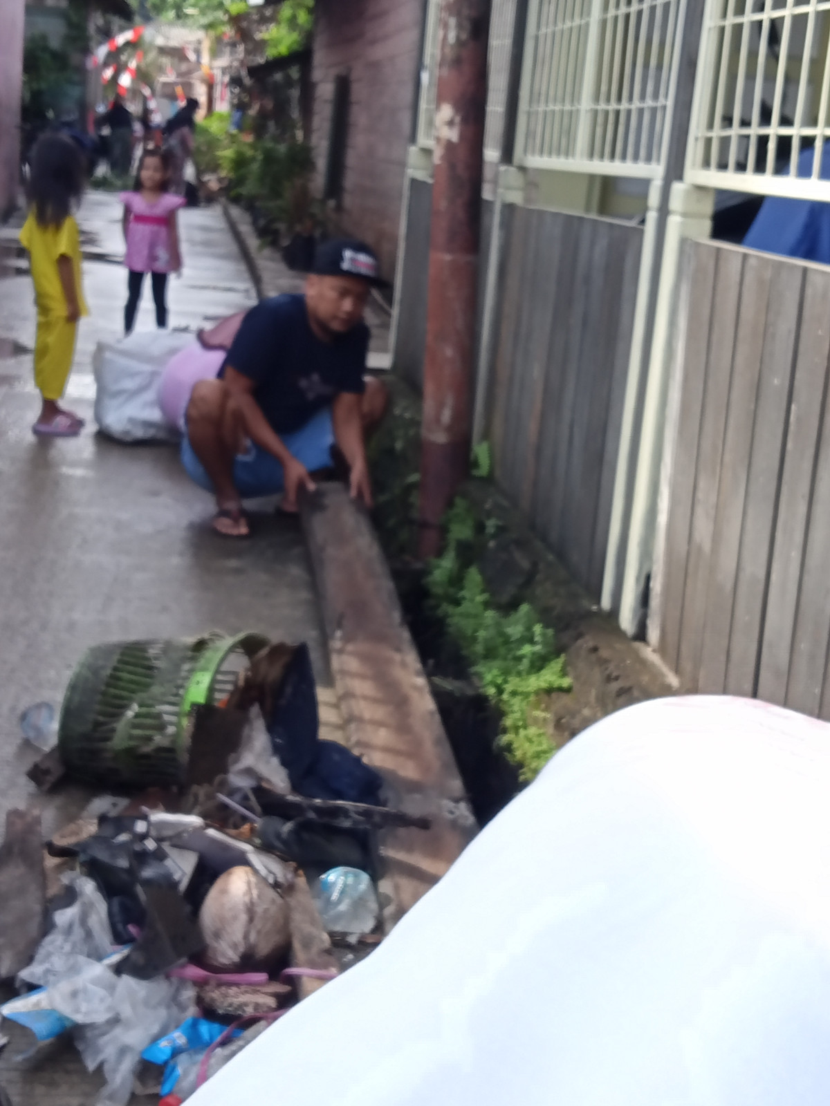 Kerja bakti bersama warga RT 98