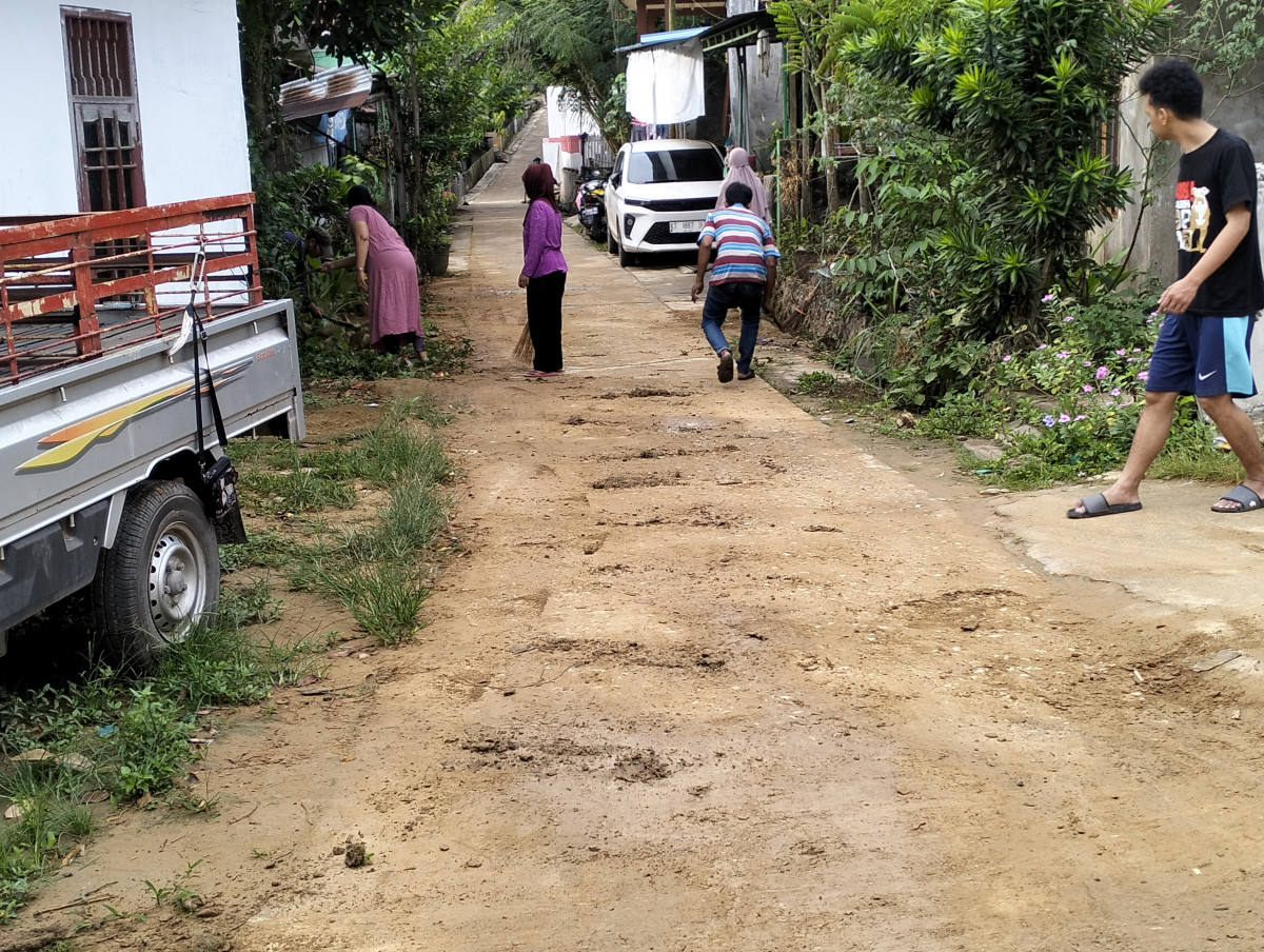 Gotong royong kerjabakti di lingkungan rt 105