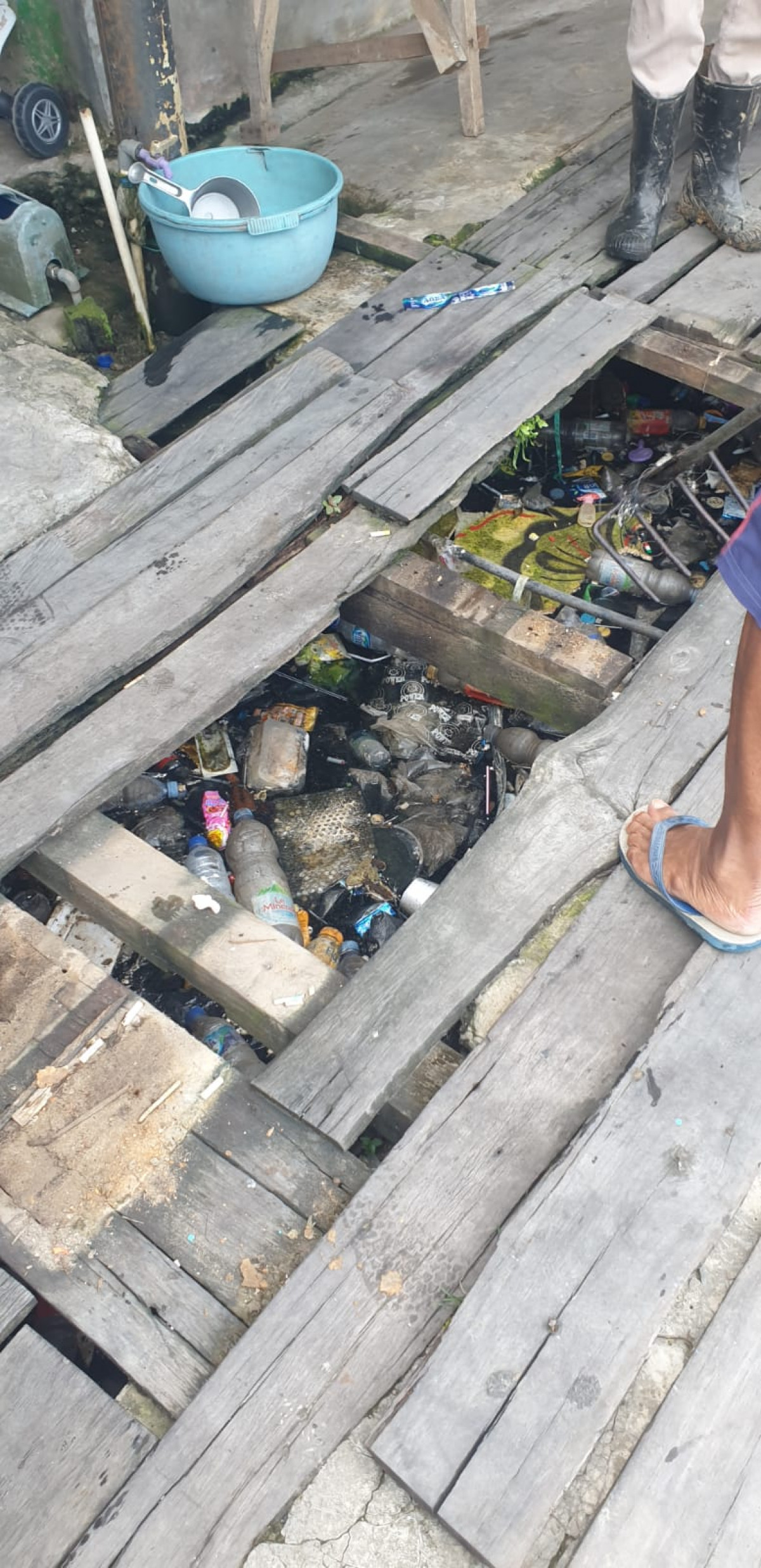 Kerja bakti.bersih kan parit