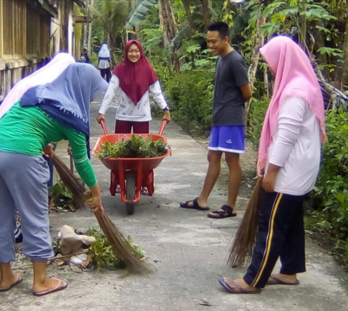 Membersihkan rumput parit