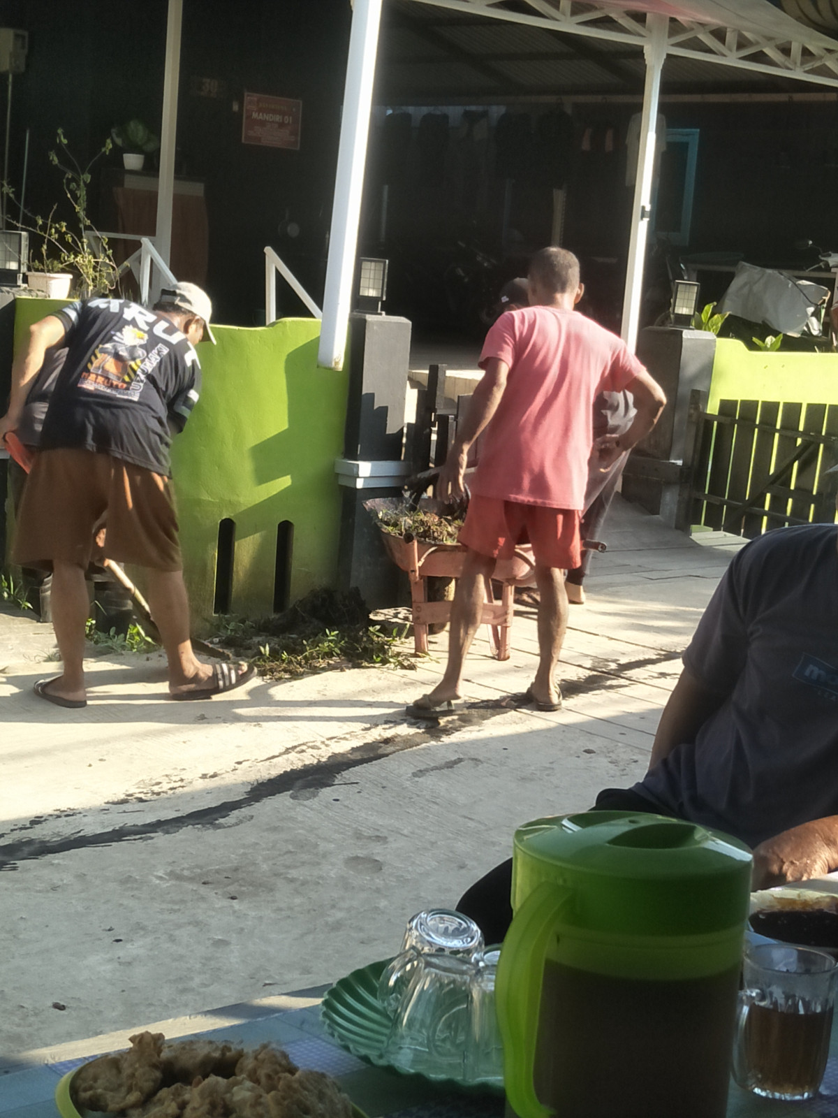 Membersihkan paret Gang Mandiri