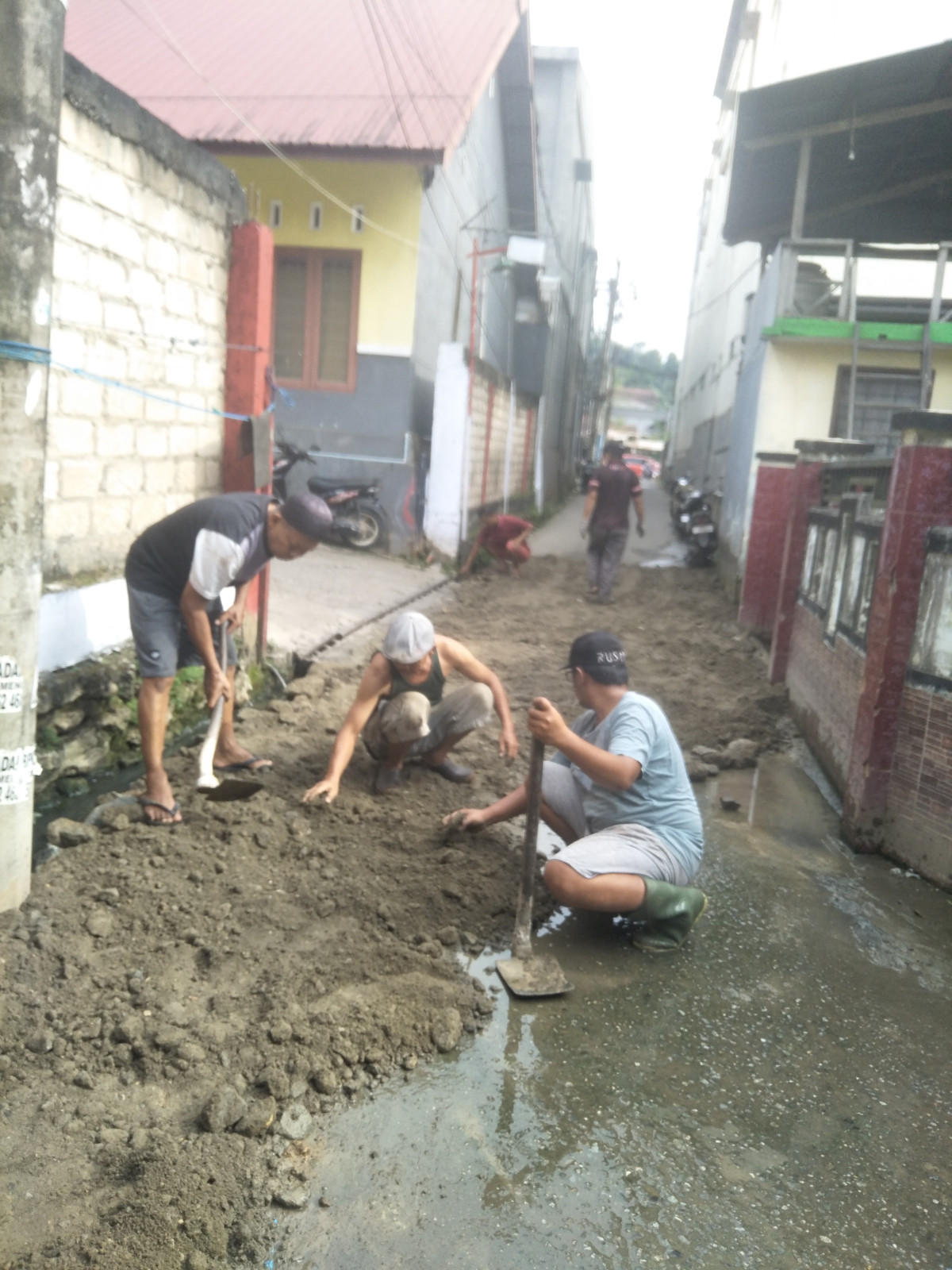 Kerja Bakti meninggikan jalan yang kena banjir di Gang Mandiri.