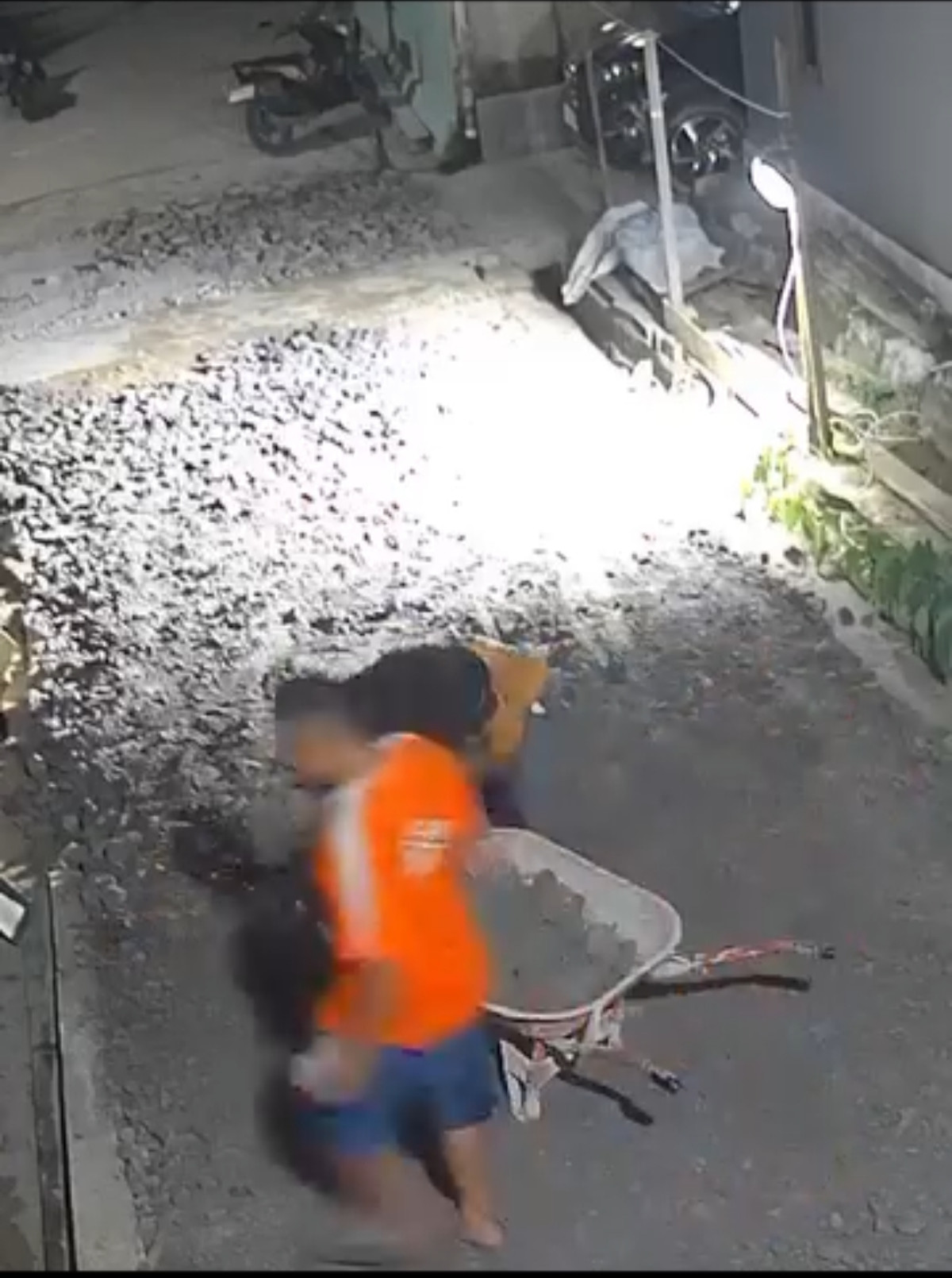 Meratakan tanah uruk