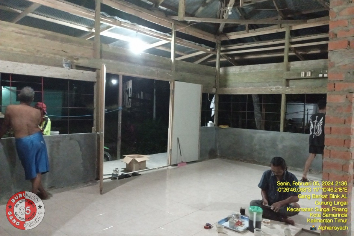 Pembersihan dan pengecatan Balai Serbaguna