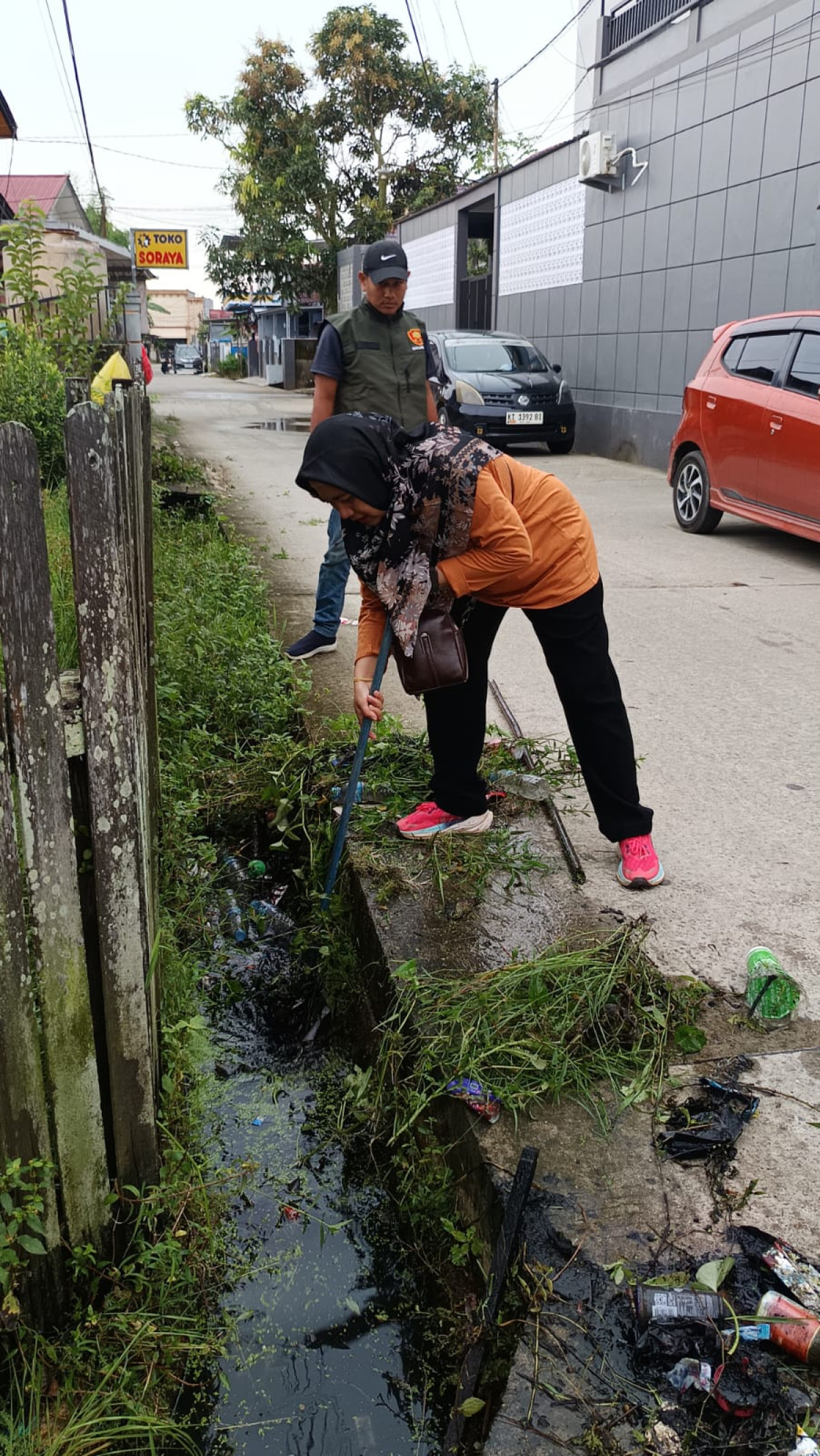 Kerja bakti / gotong royong warga bersama aparat Kelurahan