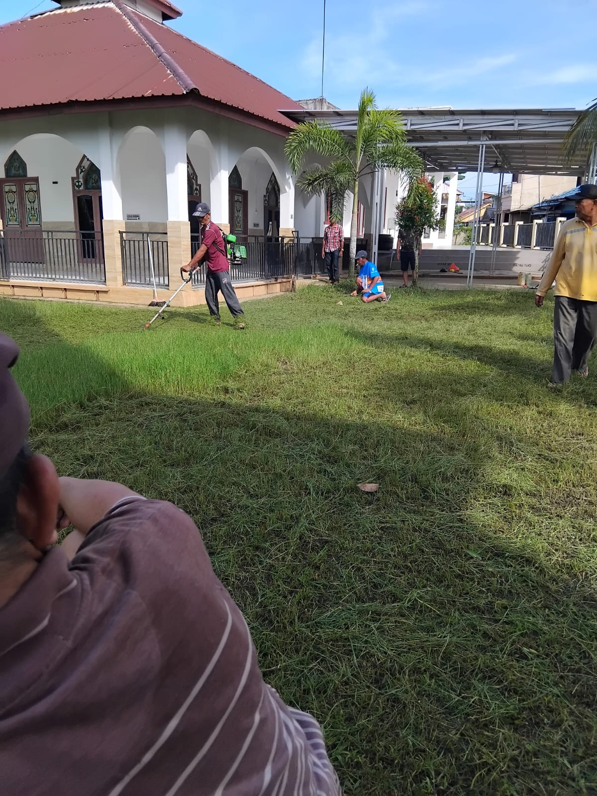 Bersih bersih Musholla Al Masnur pasca banjir dan persiapan untuk pelaksanaan penyembelihan hewan qurban.