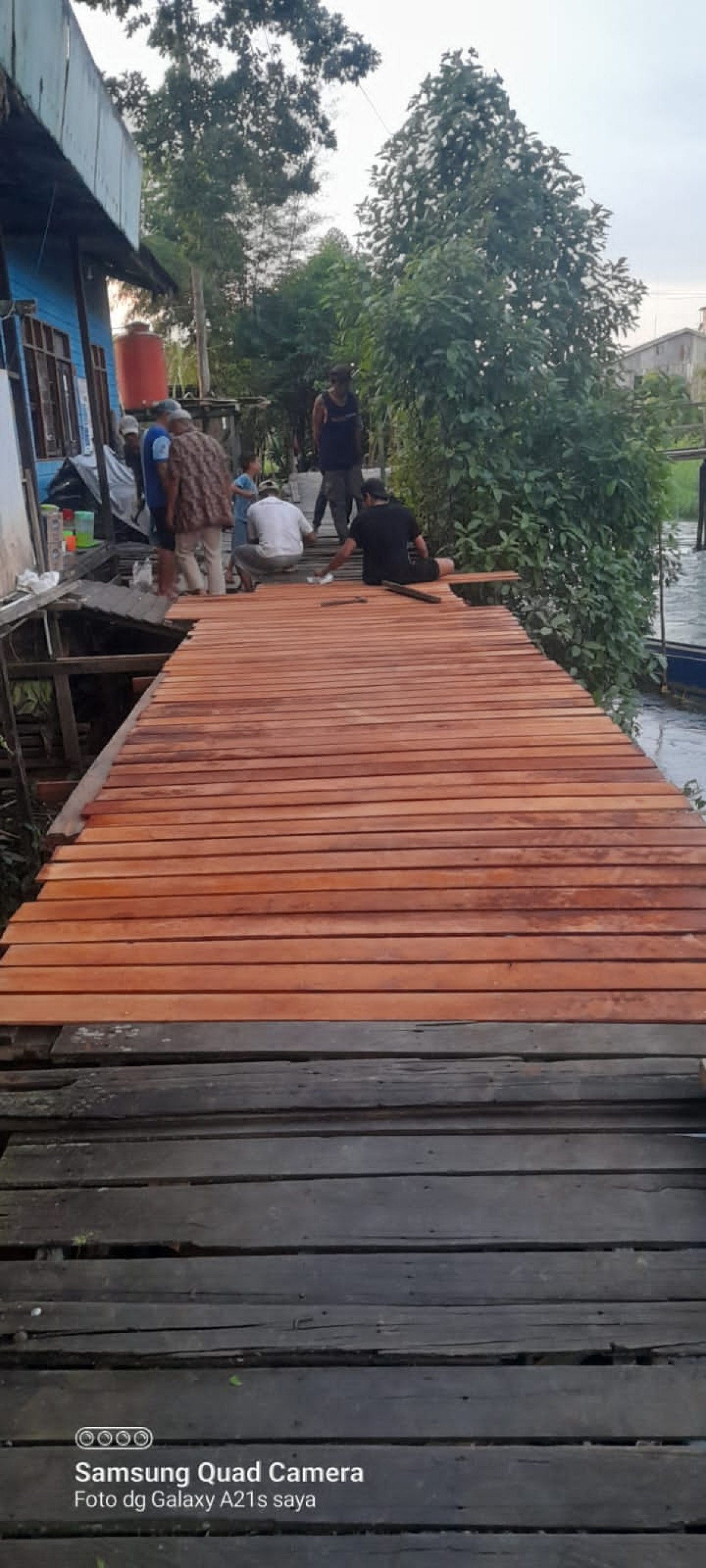 Perbaikan jembatan kayu