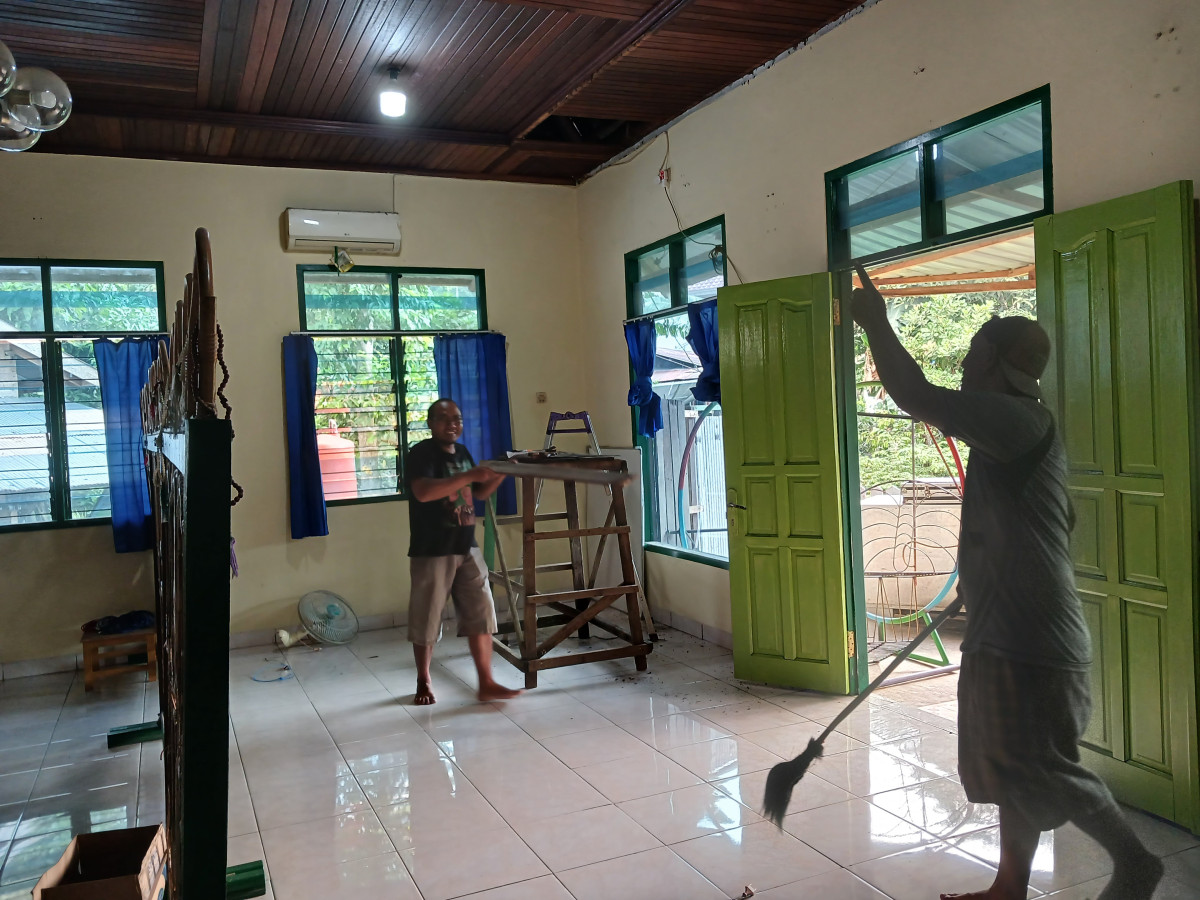 Kerja bakti pembersihan mushola Al Insyirah RT 10