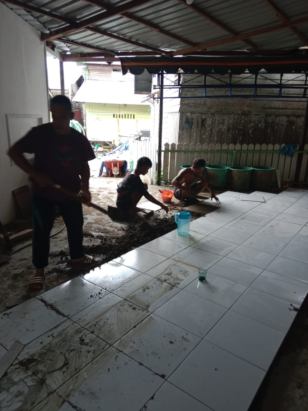 kerja bakti pemasangan finishing keramik melanggar Al insyirah