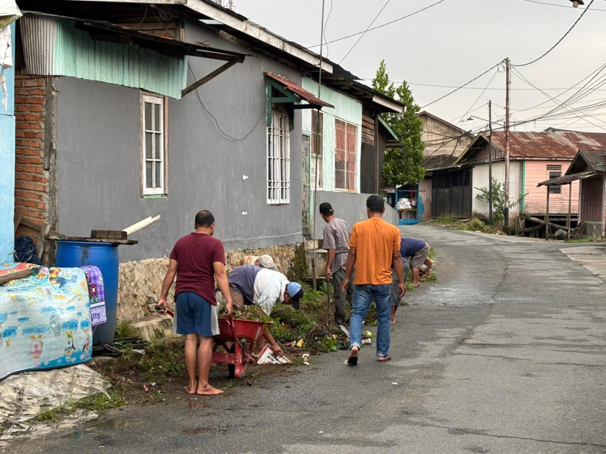 Kerja bakti di kawasan RT.10