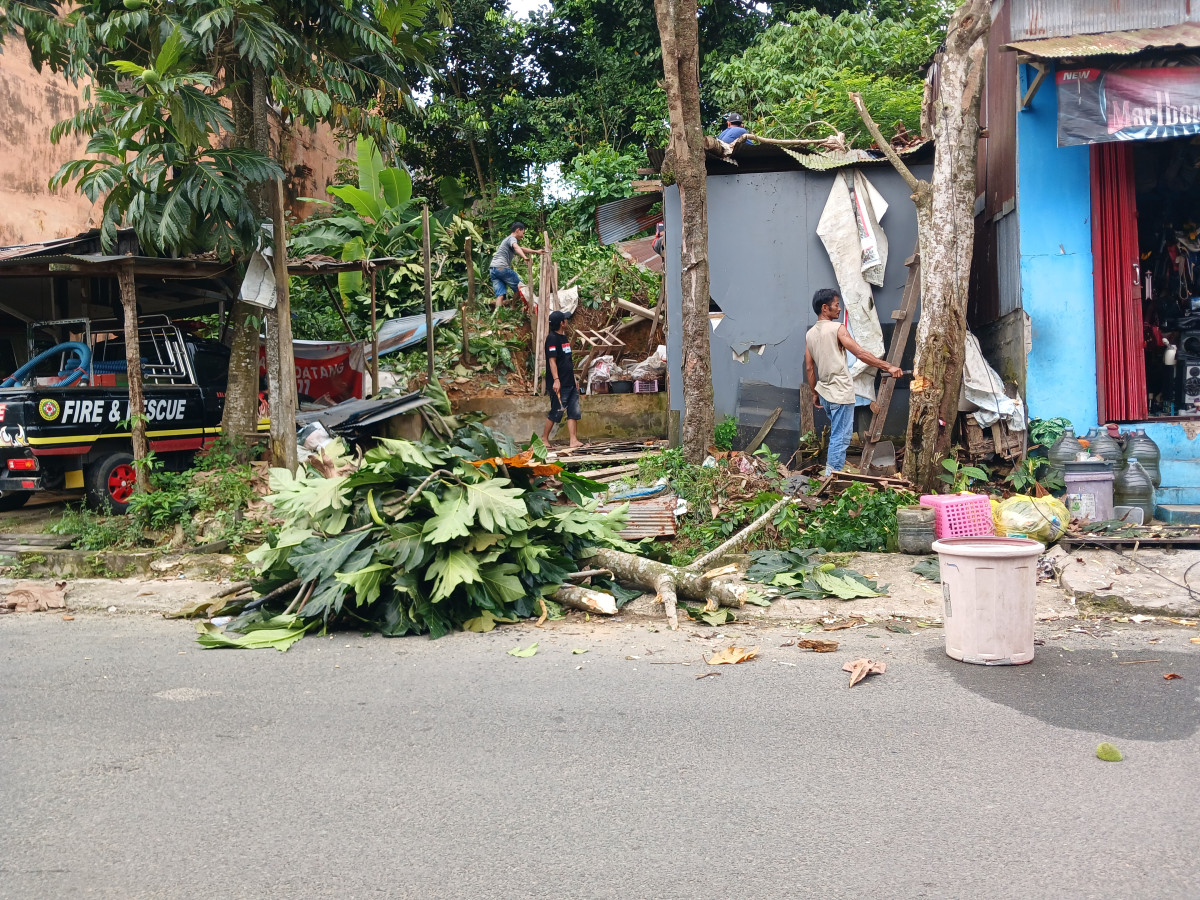 kerja bakti pembersihan pinggir jlan rt.10