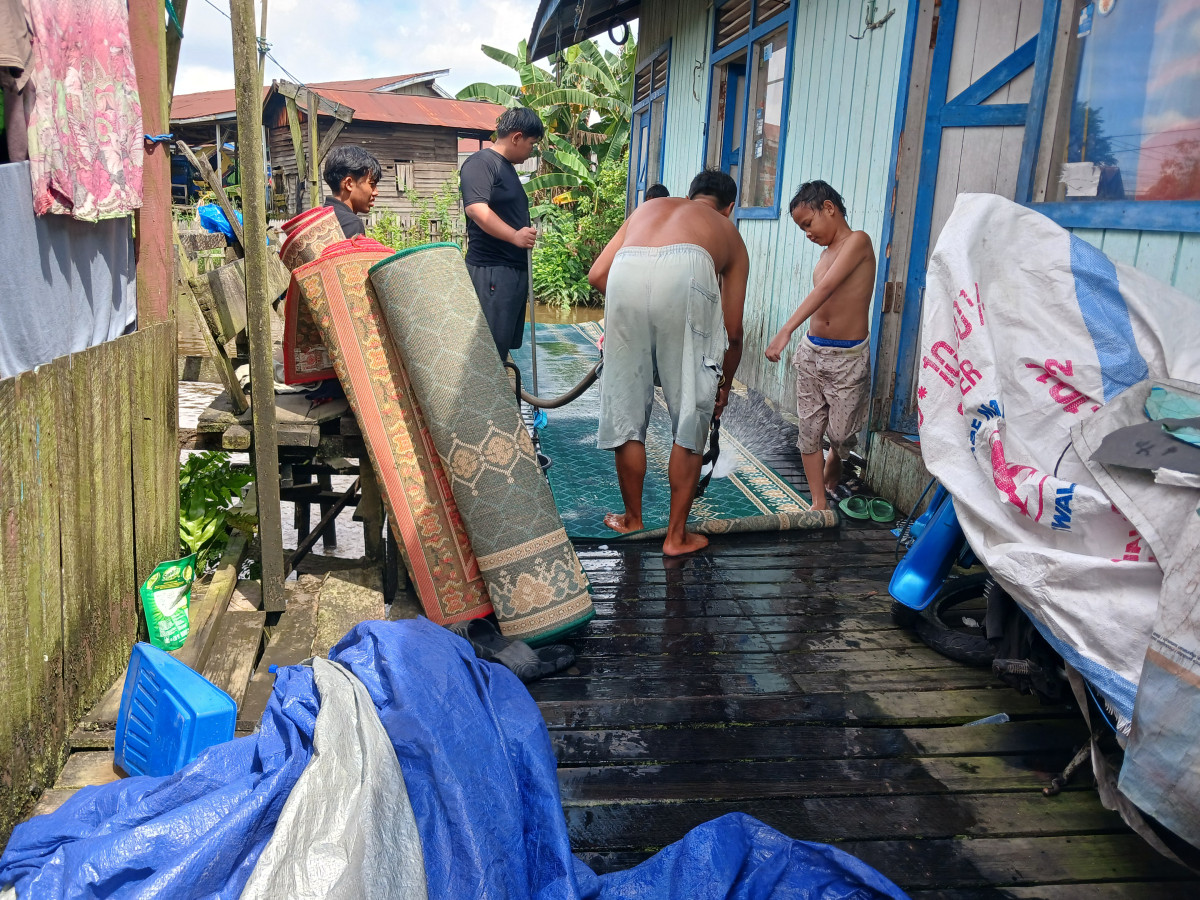 Gotong royong warga RT 10