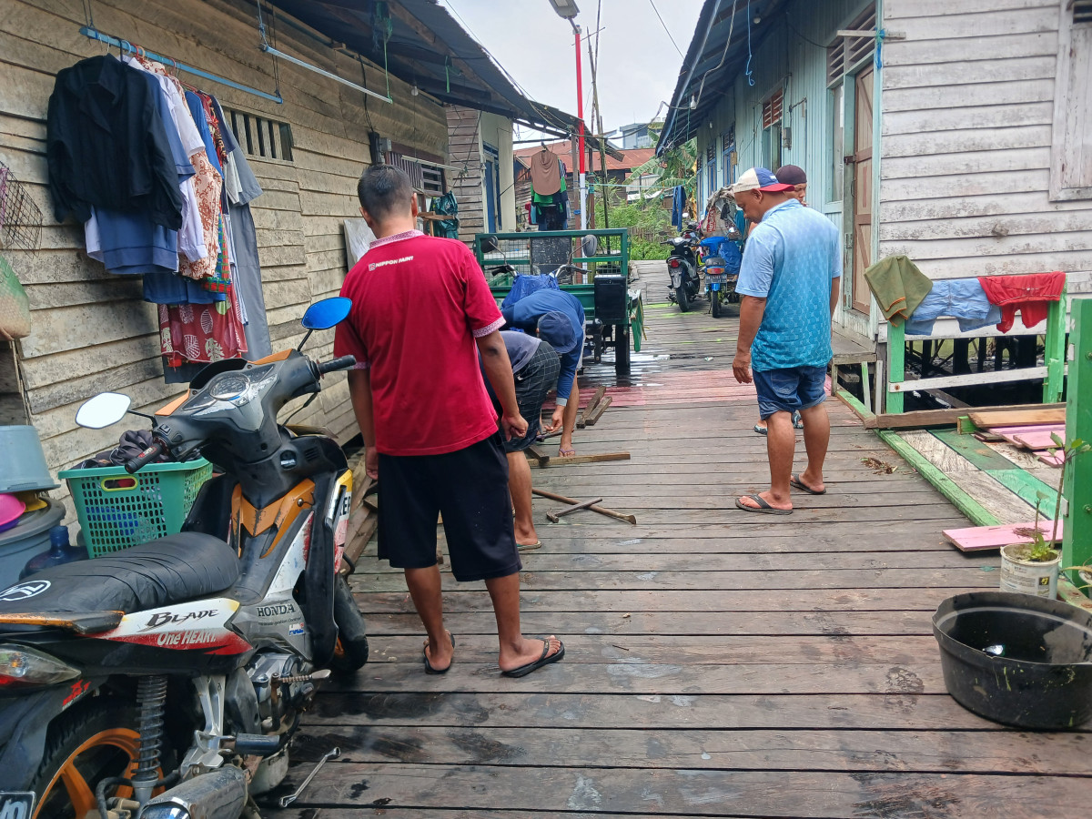 Gotong royong warga RT 10