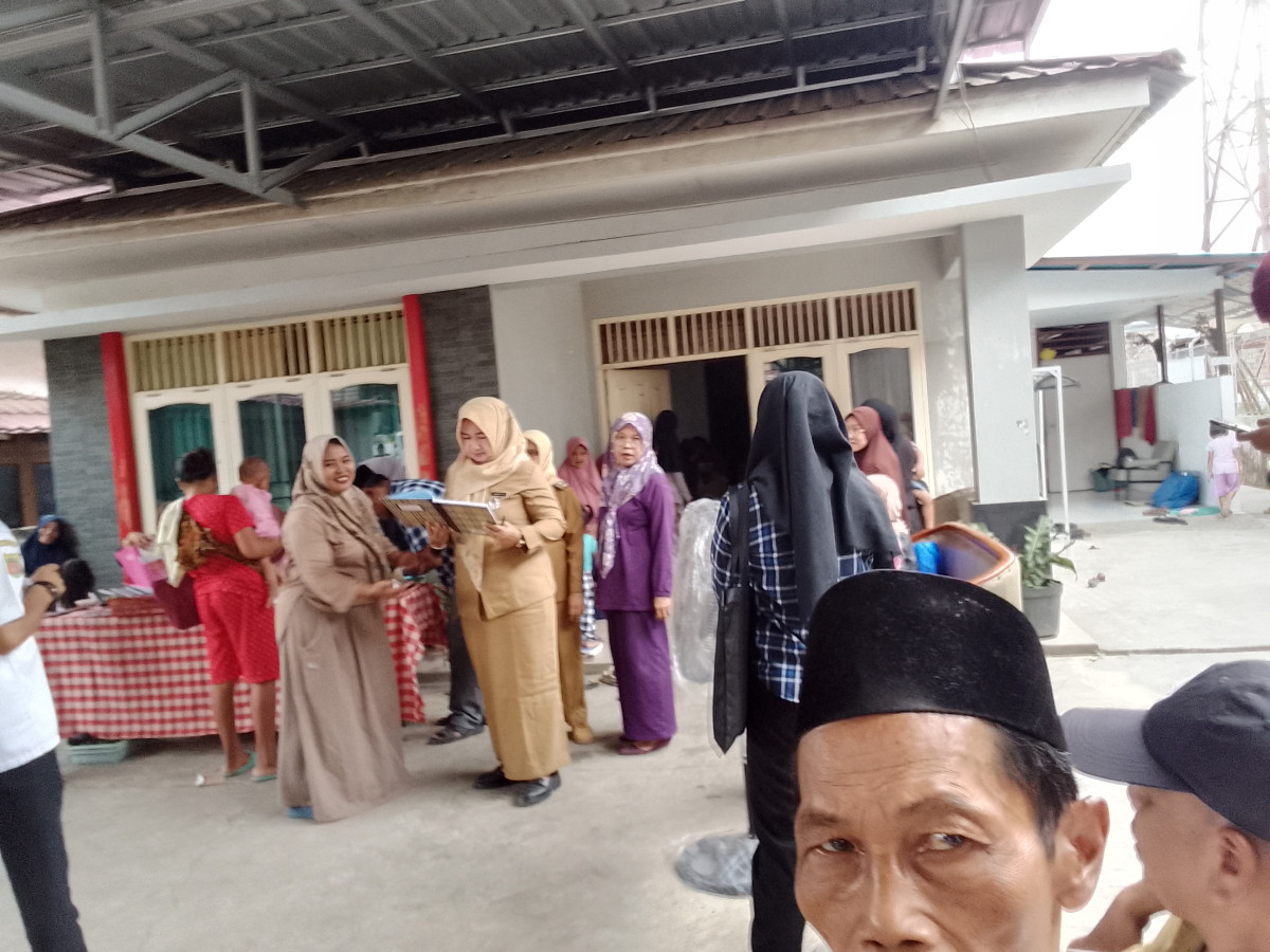Pembersihan parit dan pembuangan sampah