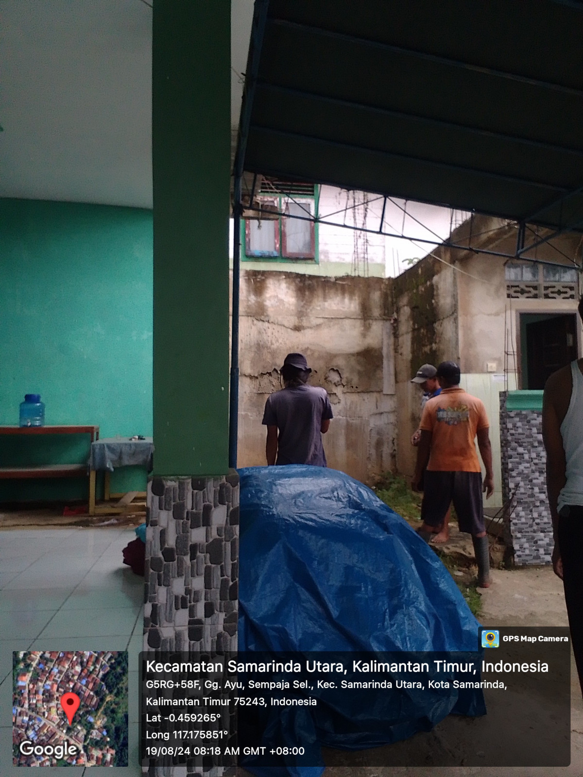 Gotong royong membersihkan halaman mushola