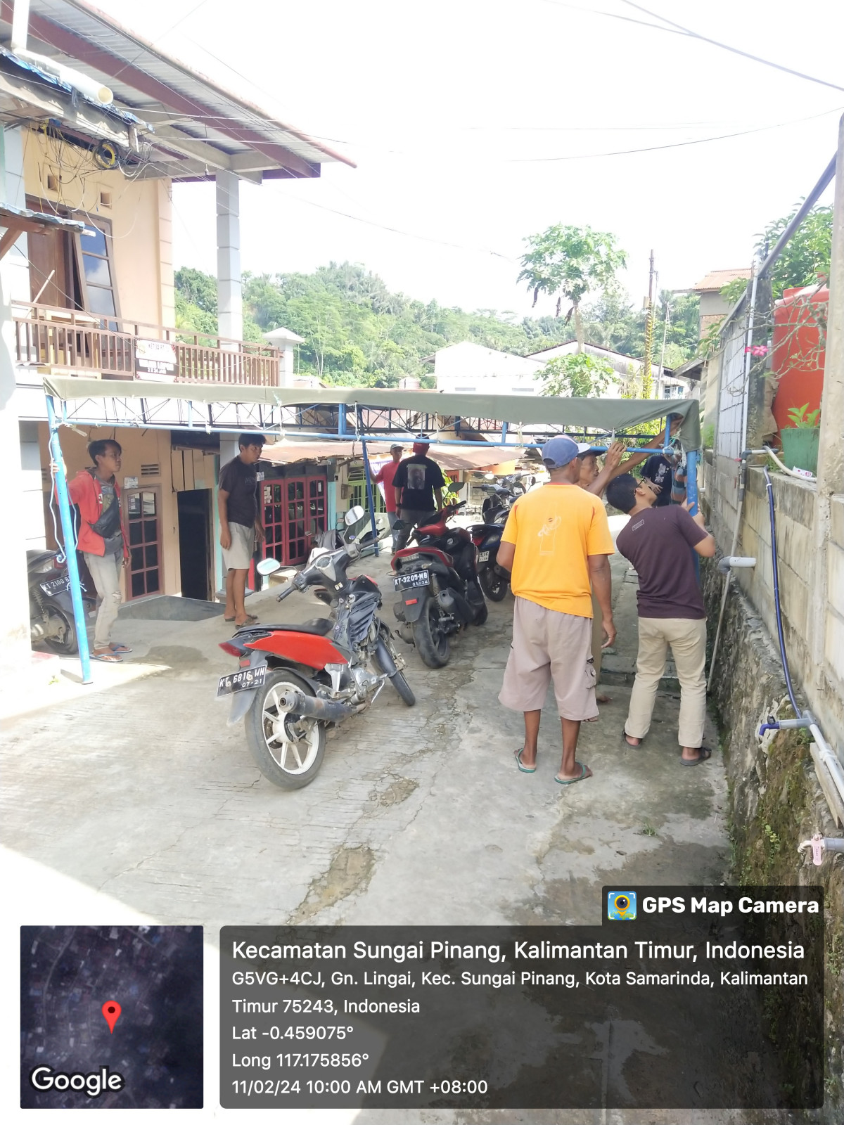 Gotong royong membersihkan lingkungan