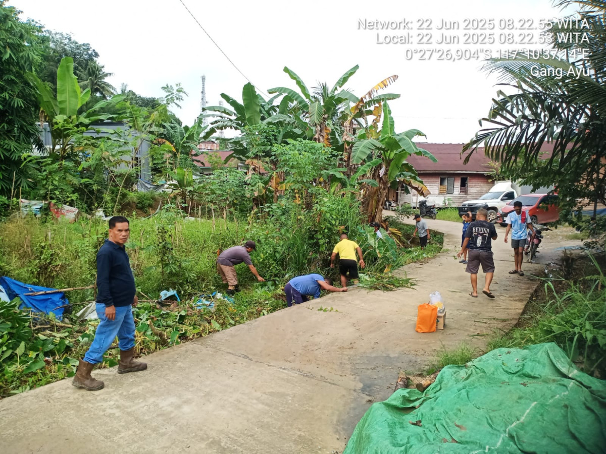 Kerja bakti Di RT 12, Gang Ayu, kelurahan Gunung Lingai
