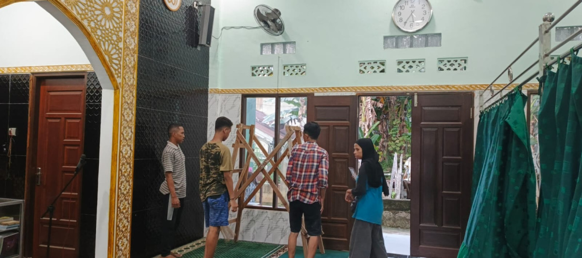 Kerja bakti membersihkan tempat ibadah