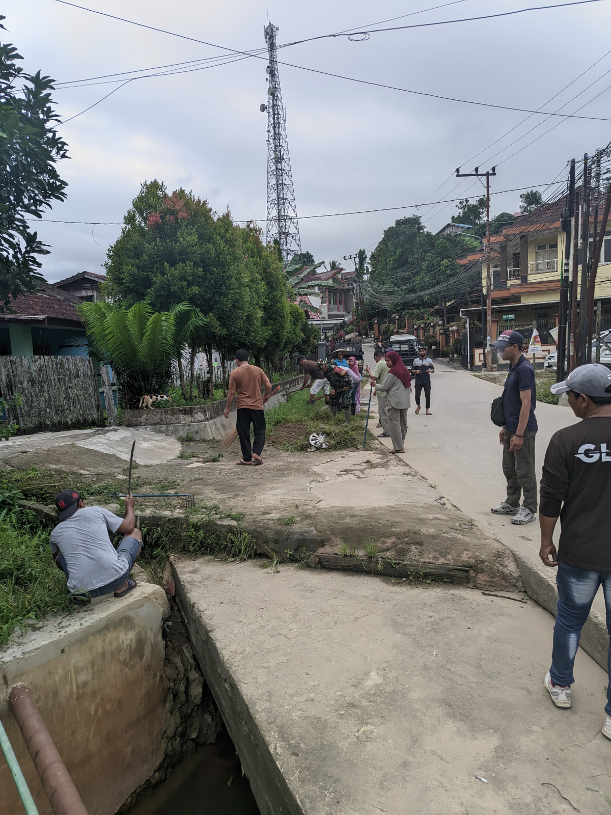 Pembersihan lingkungan pasca lebaran