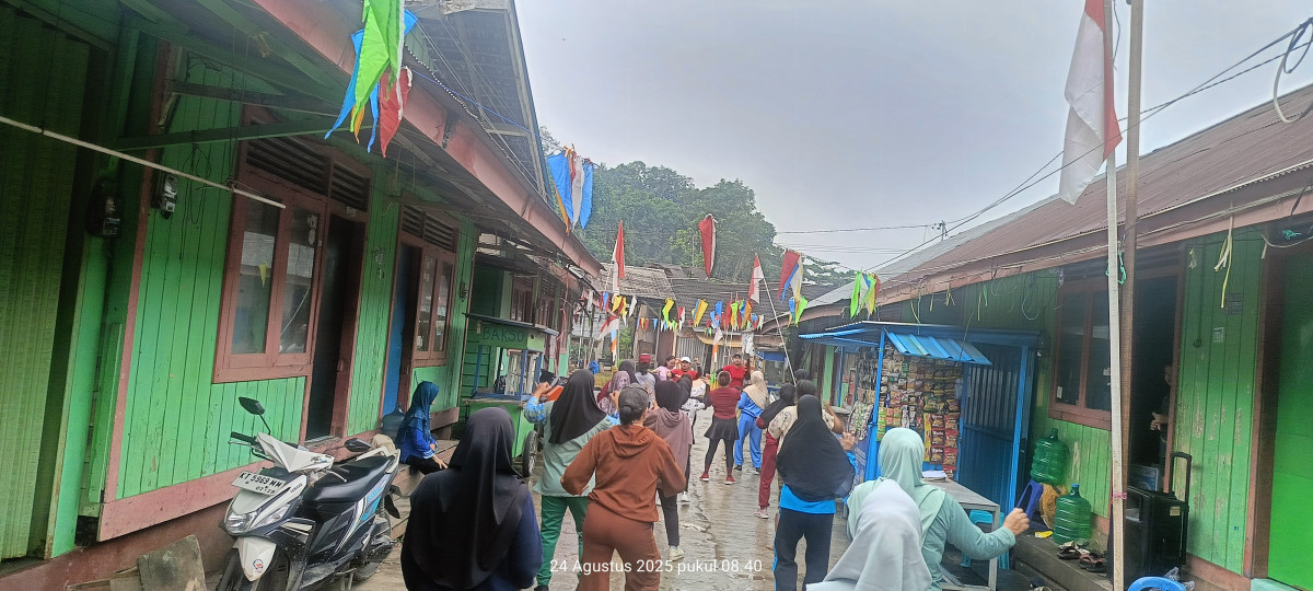 senam dan pungut sampah lingkungan sekitar