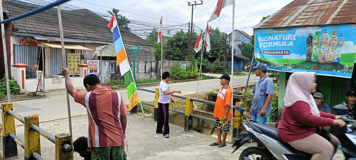 bersih lingkungan dan pemasangan umbul-umbul dan bendera