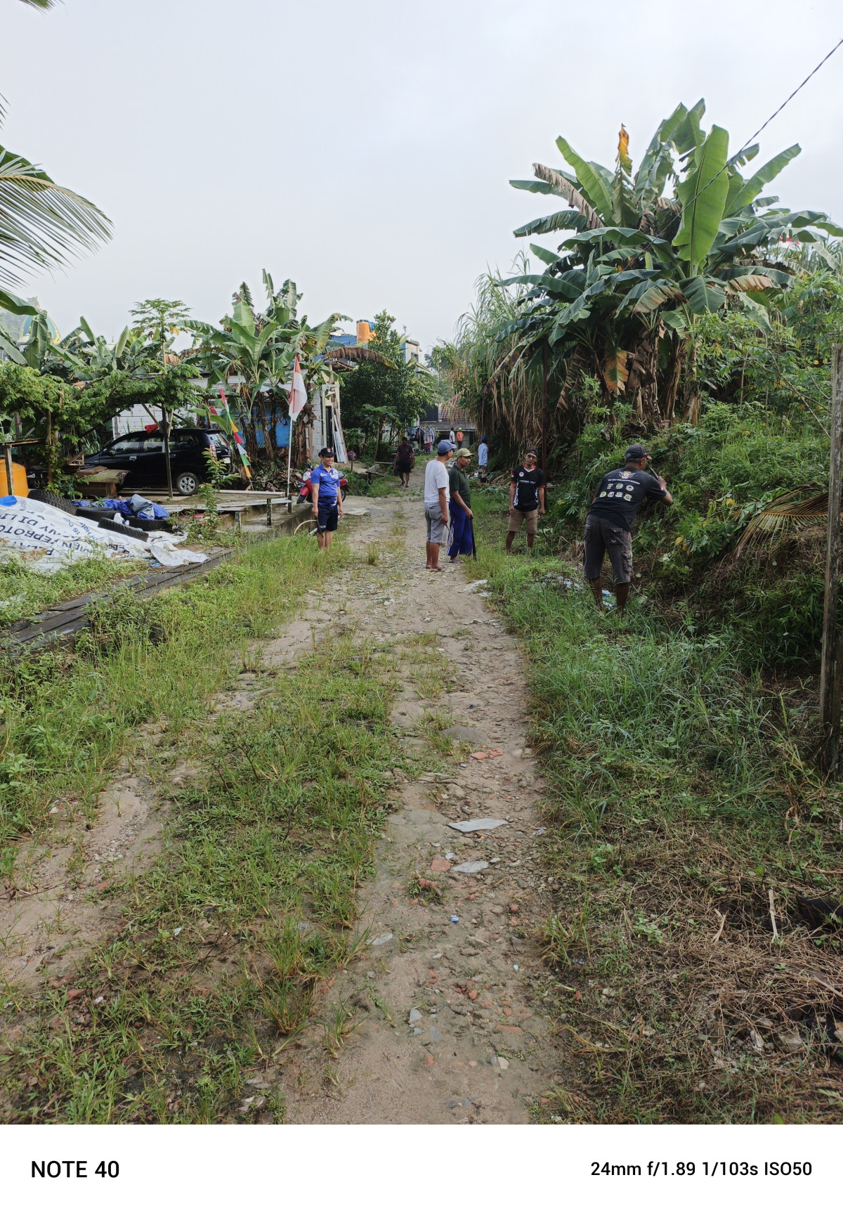 Kerja bakti bersihkan lingkungan jalan