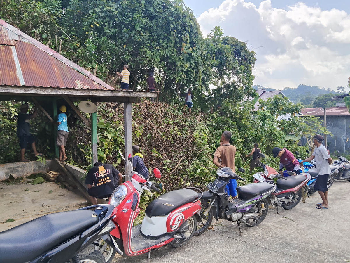 Gotong royong di kuburan