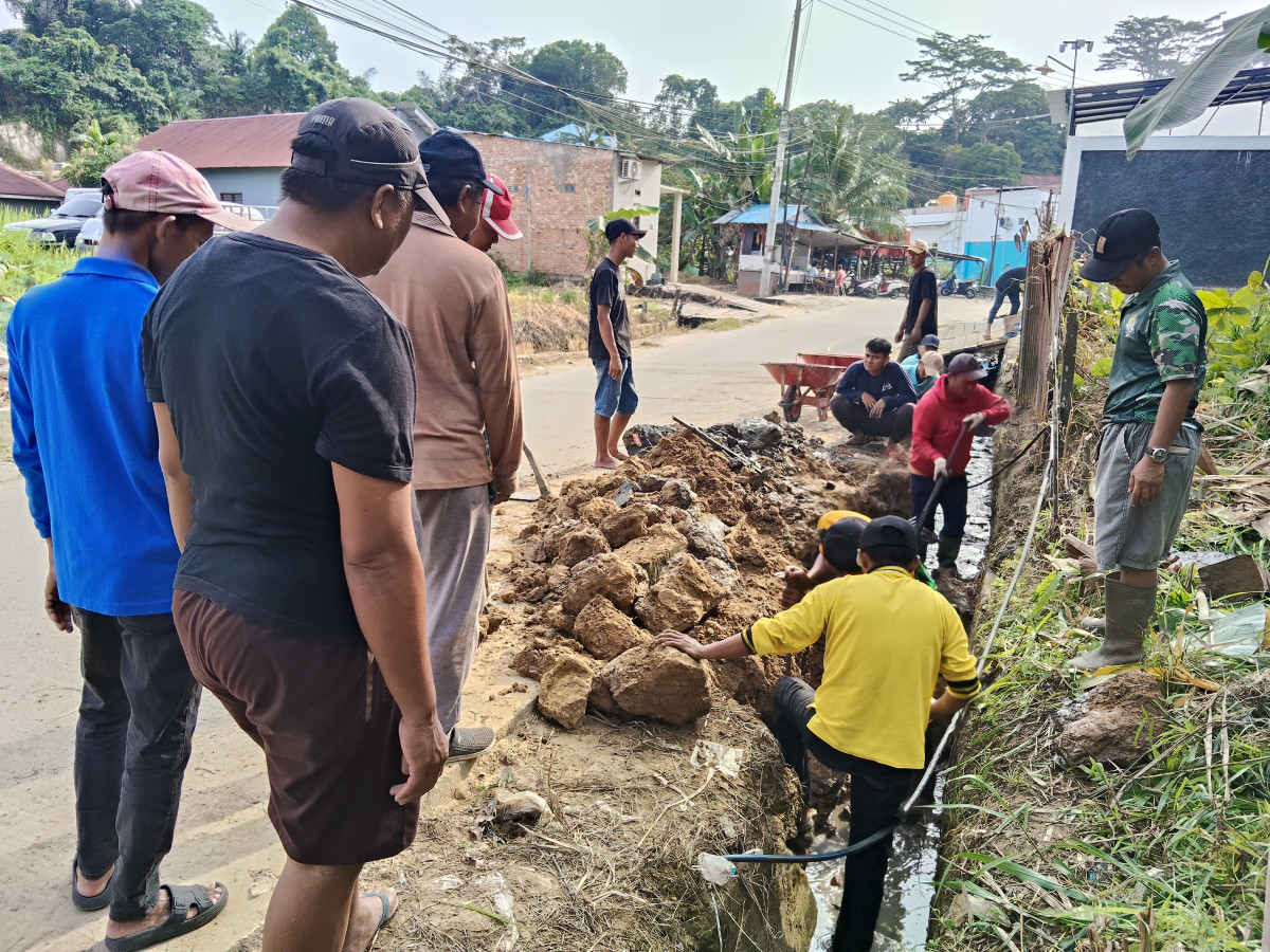 Pembersihan parit sepanjang RT 04