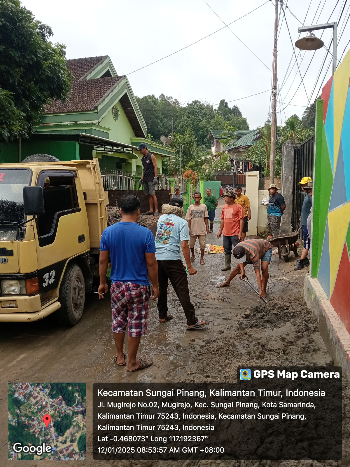 Gotong royong buang lumpur banjir
