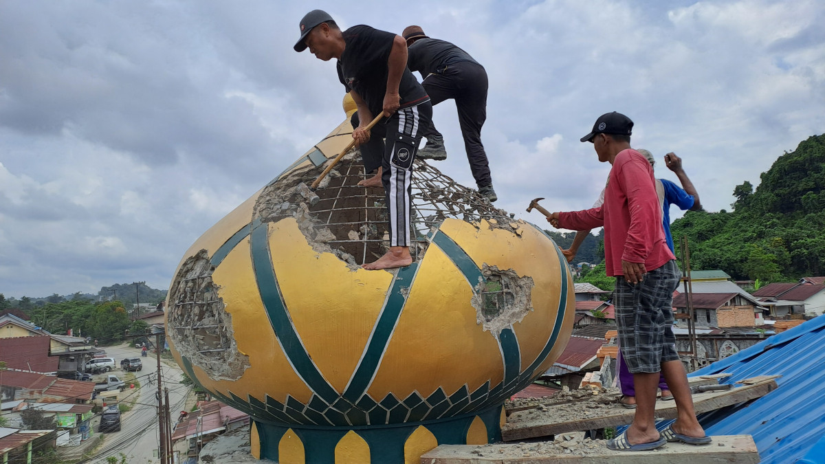 Pembongkaran kubah lama masjid
