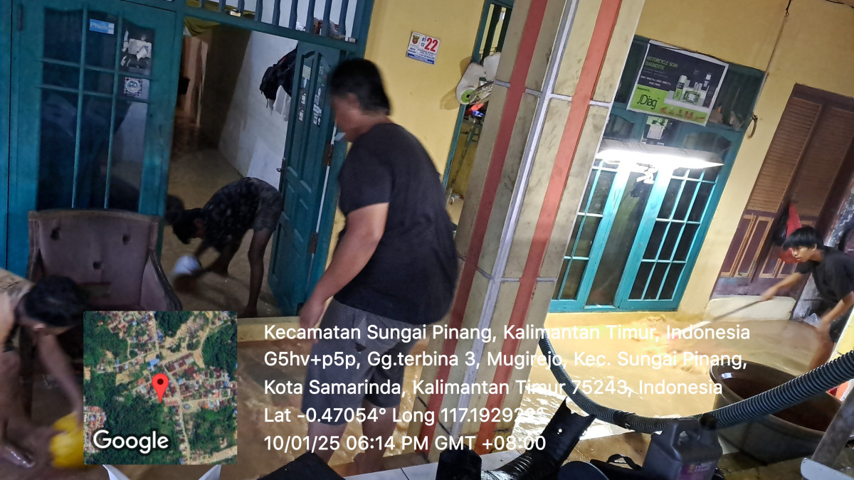 Pembersihan lumpur pasca banjir