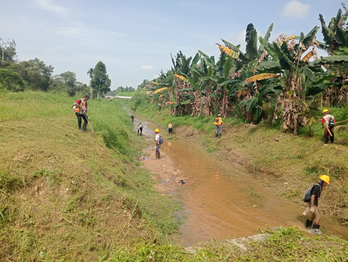 Pembersihan parit alam
