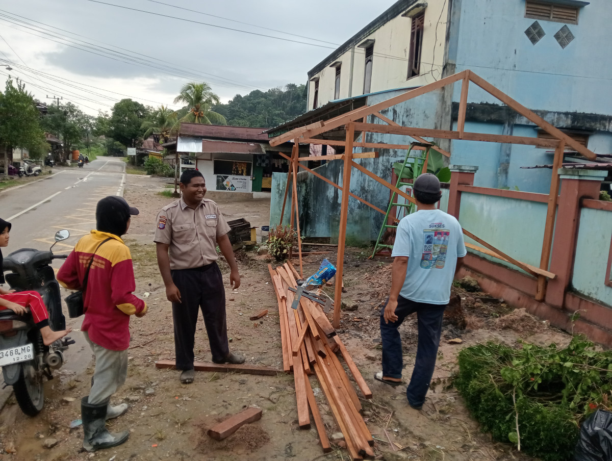 Pembuatan pos tunggu depan SD