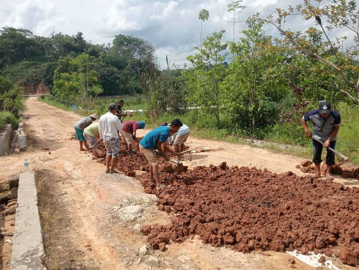 Gotong Royong perbaikan Jalan Sugiman