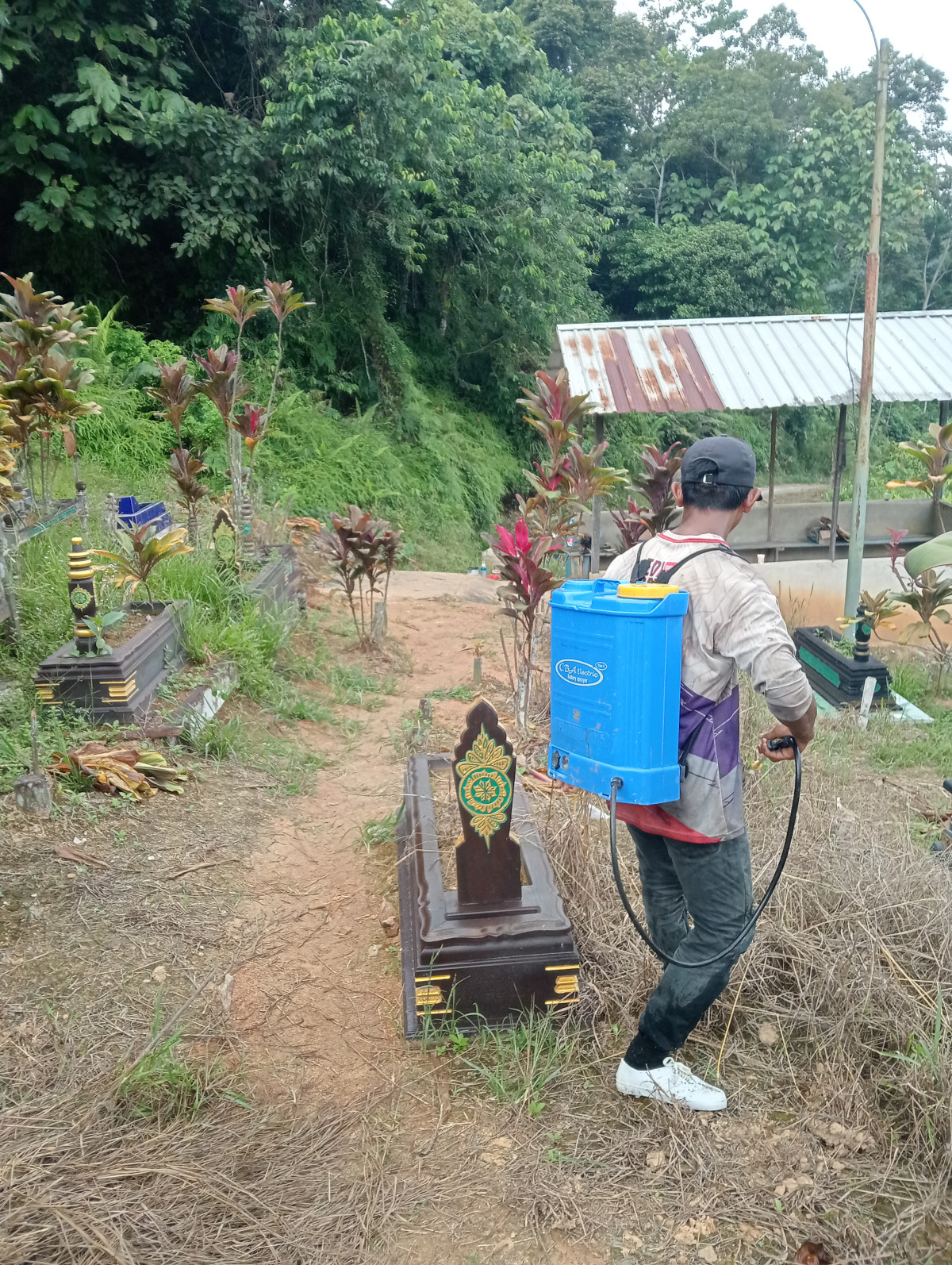 Pembersihan Kuburan Muslimin