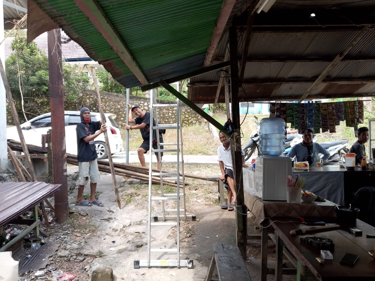 Perbaikan Atap Pos Kamling RT 16