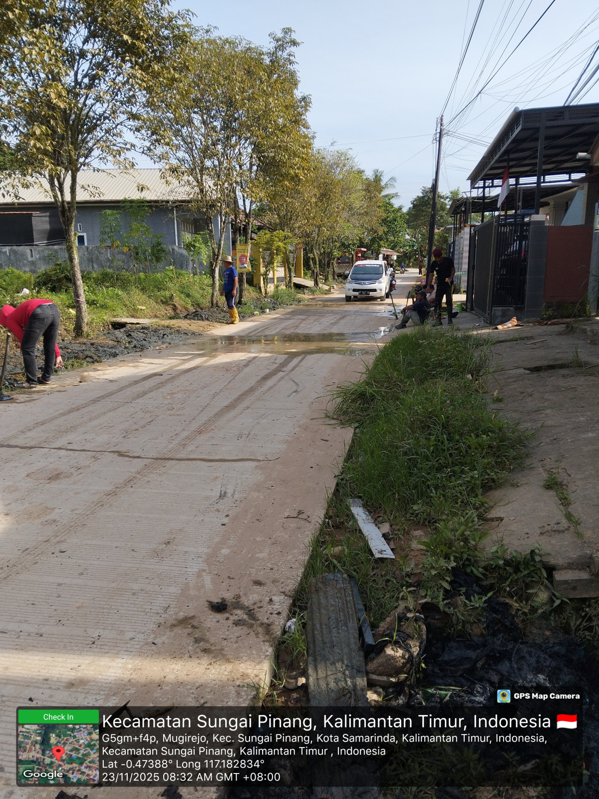 Pembersihan parit Jl. bhineka RT. 29