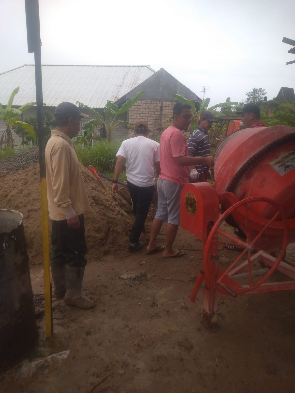 Kerja bakti pembuatan pondasi Masjid