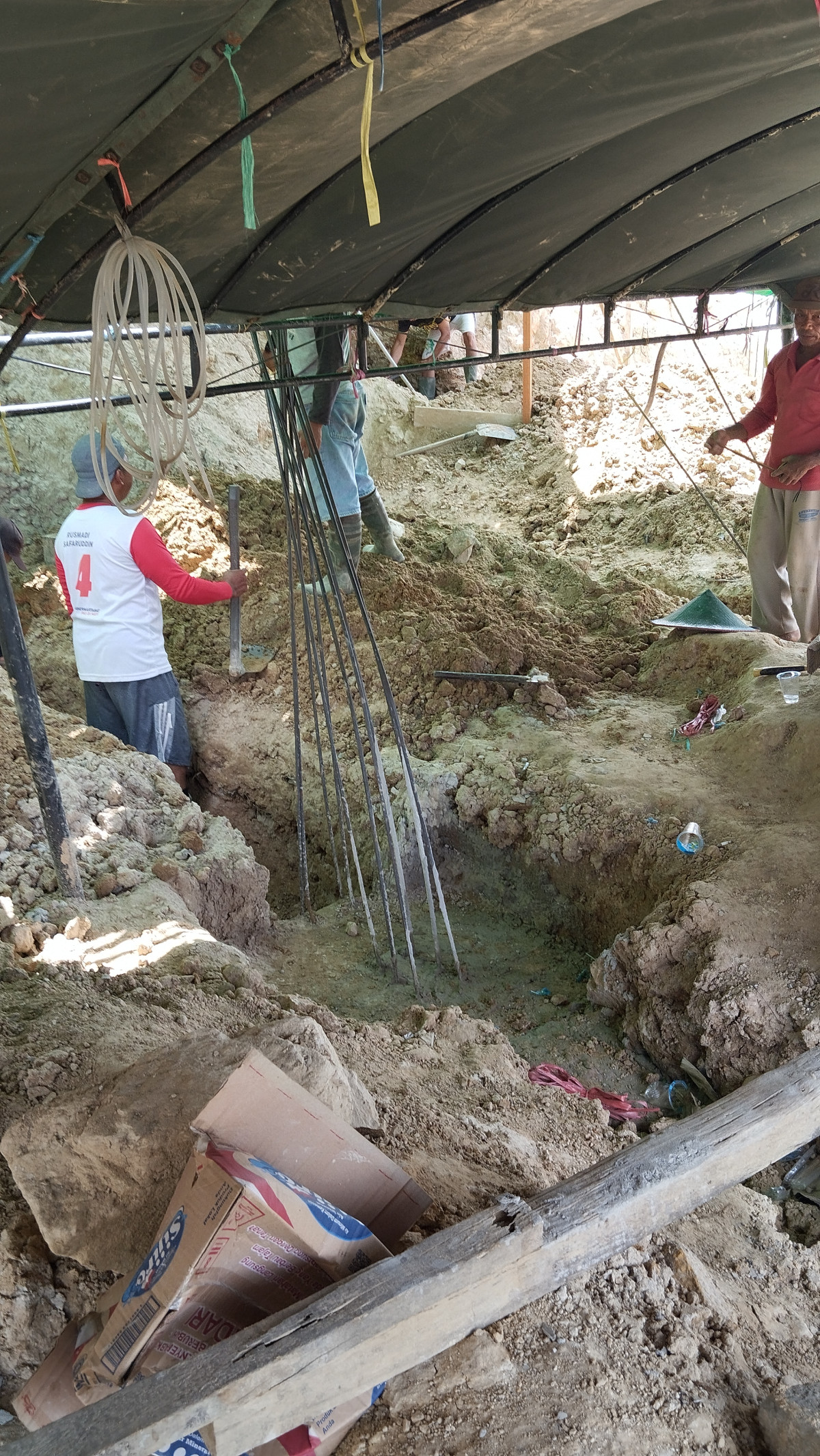 Gotong royong pembuatan turap Masjid