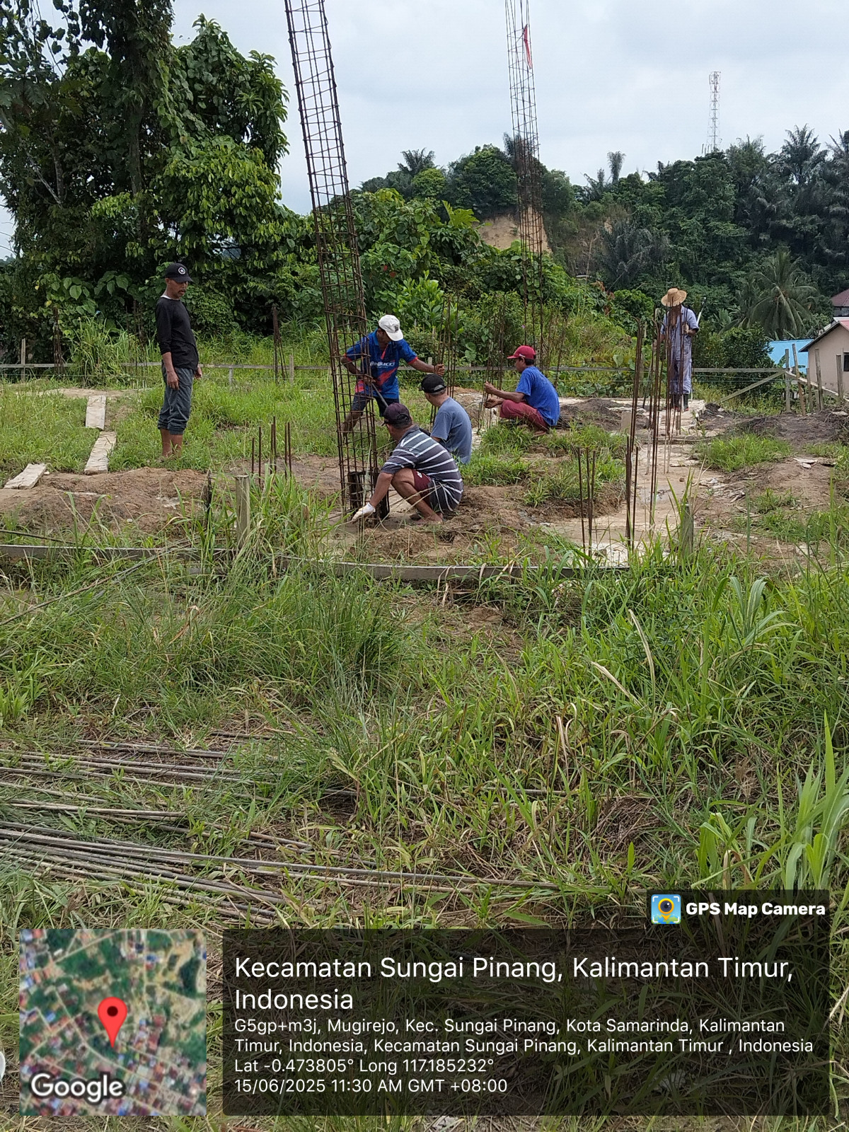 Pemasangan besi pondasi masjid