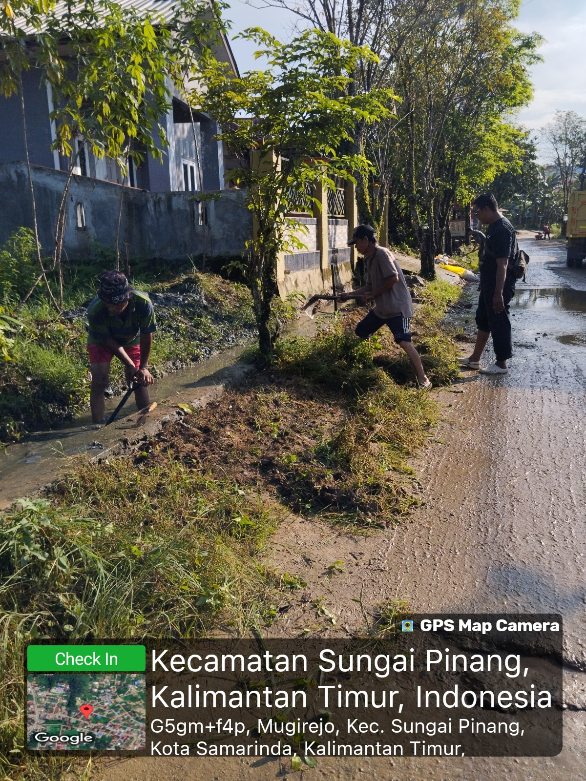 Pembersihan parit jl Bhineka