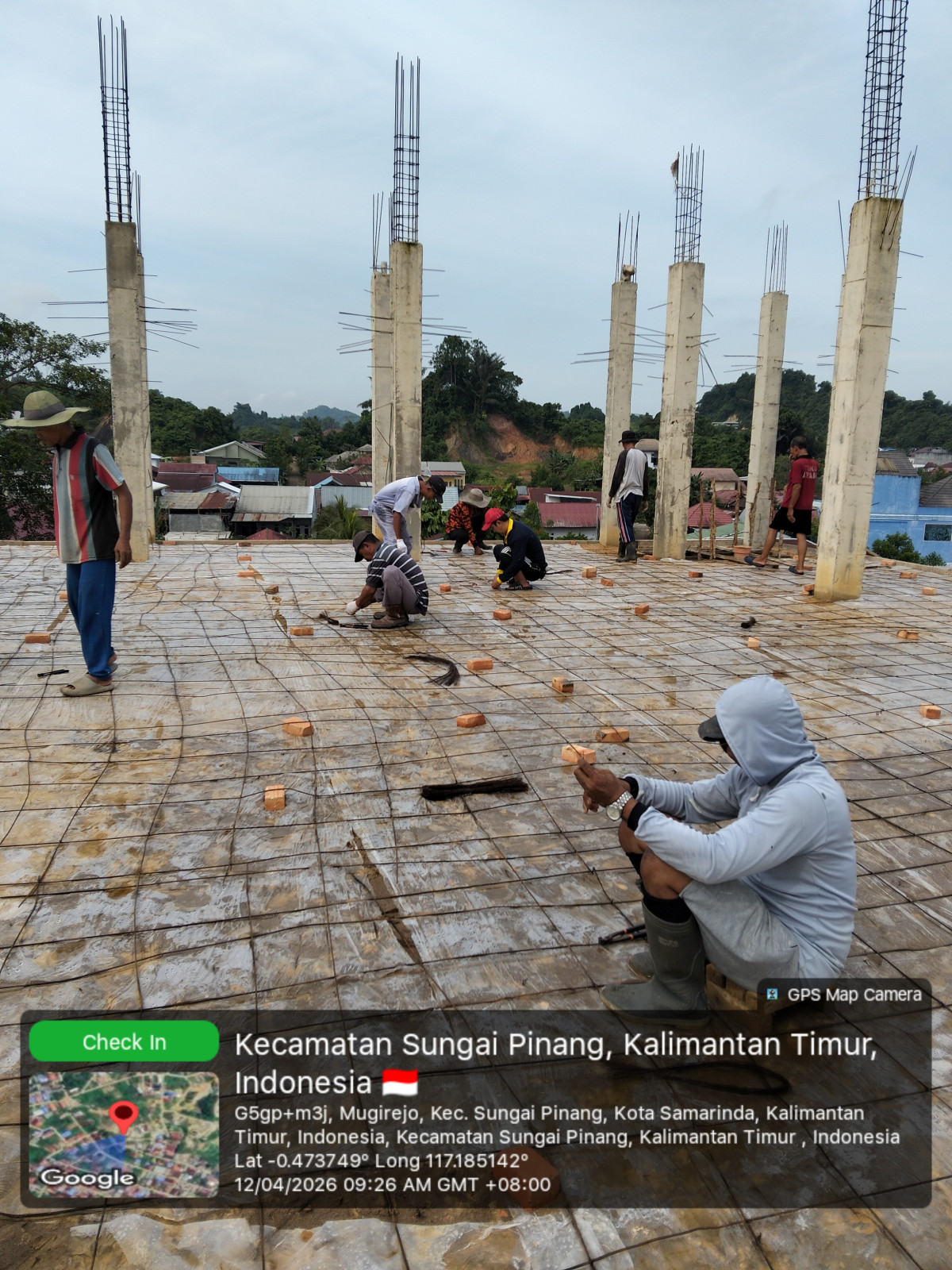 Royong pengecoran lantai pembangunan masjid
