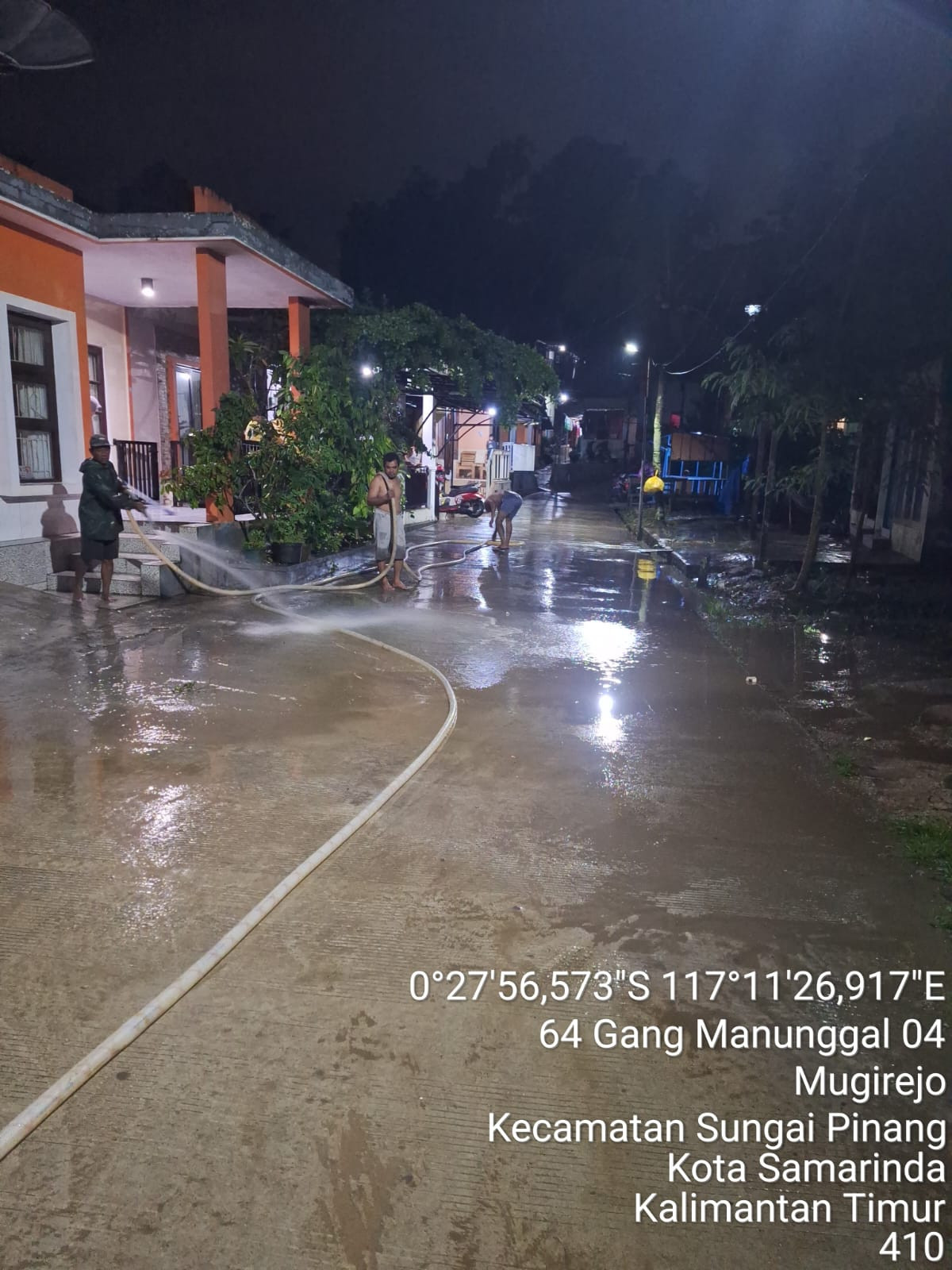 Gotong royong membersihkan lumpur dampak banjir gang manunggal 3 dan 4